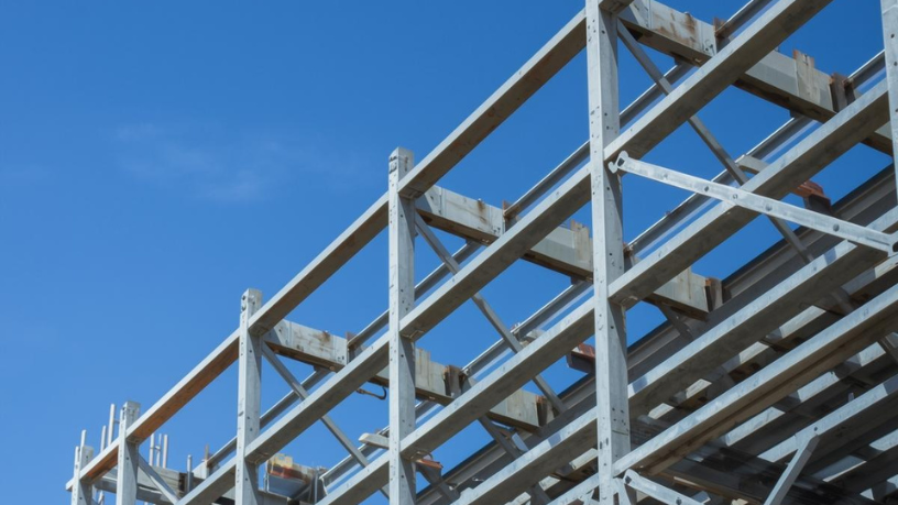 Análise de soluções avançadas para aumentar a resistência de painéis treliçados em vãos maiores, elaborada para Valderci Malagosini Machado.