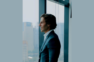 Em ciclos longos de gestão, Ian dos Anjos Cunha analisa como sustentar a visão estratégica sem comprometer a execução no dia a dia.