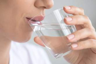 Tem cuidado bem da sua hidratação? Entenda com Alexandre Costa Pedrosa por que não ignorar esse hábito essencial para a saúde.