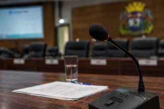 Violência política contra mulheres na Câmara de Guarulhos: quando o silêncio institucional se torna parte do problema