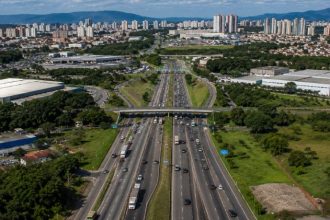 O Papel da Política em Guarulhos e Sua Influência no Crescimento Econômico e Estratégico Regional